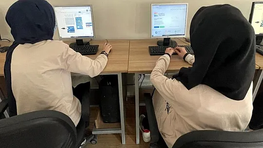 Öğrenciler ürettikleri 2 milyon maskeyle salgınla mücadeleye destek verdi
