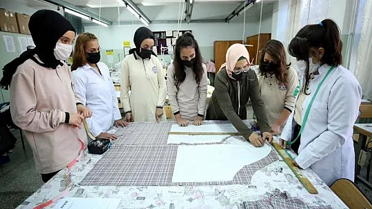 Öğrenciler ürettikleri 2 milyon maskeyle salgınla mücadeleye destek verdi