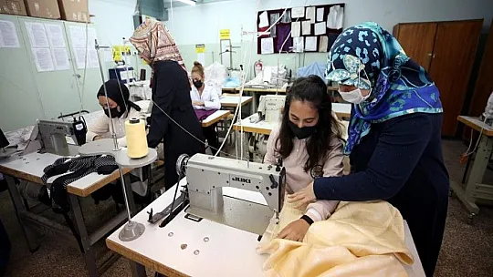 Öğrenciler ürettikleri 2 milyon maskeyle salgınla mücadeleye destek verdi