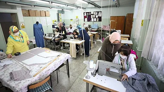 Öğrenciler ürettikleri 2 milyon maskeyle salgınla mücadeleye destek verdi