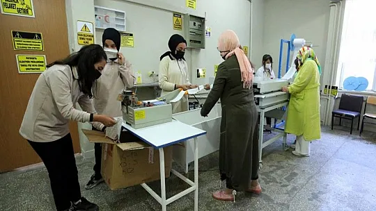 Öğrenciler ürettikleri 2 milyon maskeyle salgınla mücadeleye destek verdi