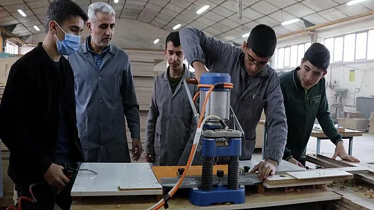 Öğretmen ve öğrenciler kütüphanesi olmayan okullar için seferber oldu