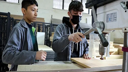 Öğretmen ve öğrenciler kütüphanesi olmayan okullar için seferber oldu