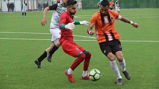 Yedeği olmadığı için 65 dakika sakat sakat oynadı