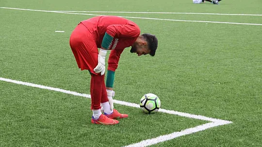 Yedeği olmadığı için 65 dakika sakat sakat oynadı