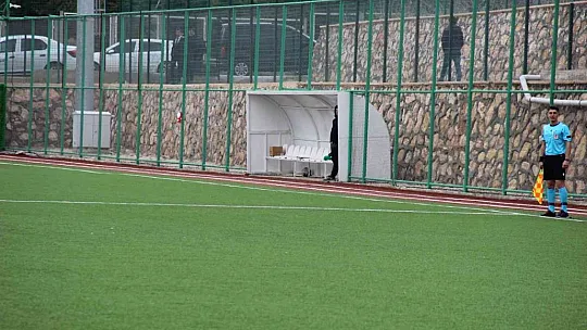 Yedeği olmadığı için 65 dakika sakat sakat oynadı