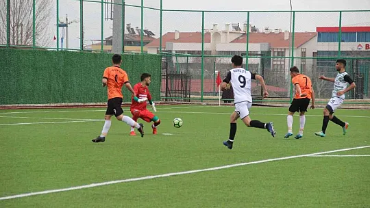 Yedeği olmadığı için 65 dakika sakat sakat oynadı