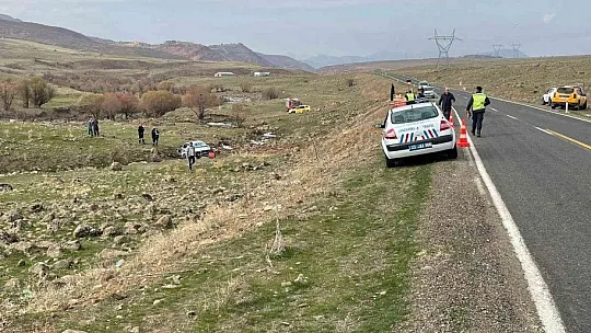 Şarampole yuvarlanan otomobil hurdaya döndü