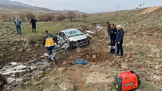 Şarampole yuvarlanan otomobil hurdaya döndü