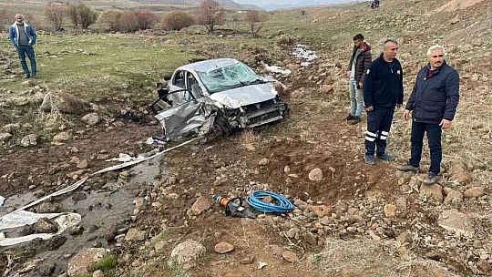 Şarampole yuvarlanan otomobil hurdaya döndü