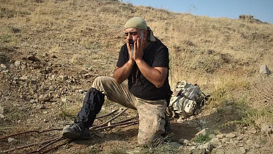 7 yıldır dağda yaptığı taştan barınakta kalıyor