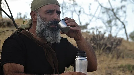 7 yıldır dağda yaptığı taştan barınakta kalıyor