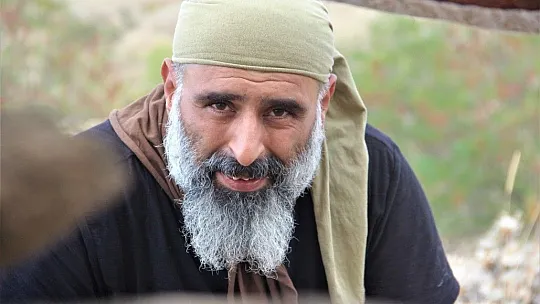 7 yıldır dağda yaptığı taştan barınakta kalıyor