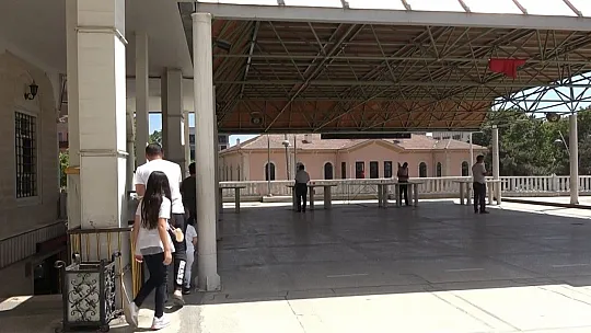 Sıcaktan korunmak isteyen vatandaştan ilginç yöntem