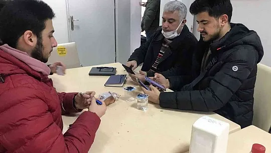 Sigarayı bıraktı, topladığı parayla 4 bin 500 öğrenciye yemek fişi dağıttı
