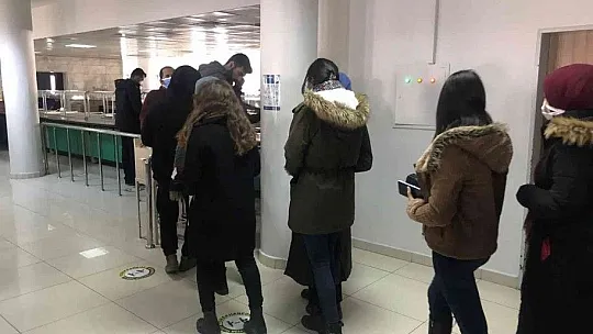 Sigarayı bıraktı, topladığı parayla 4 bin 500 öğrenciye yemek fişi dağıttı