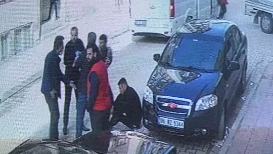 Silahın dipçiğiyle 2 kardeşi böyle darp etti