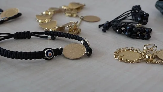 Sokakta bulduğu içi altın dolu çantayı sahibine teslim etti