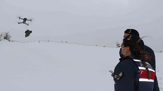 Jandarma ekipleri hastaya ilacını drone ile ulaştırdı