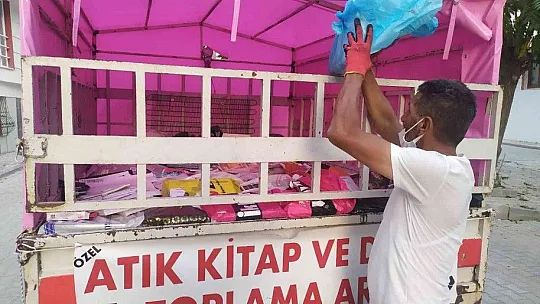 Torununun teşviki ile sokak sokak gezerek atık kitap topluyor