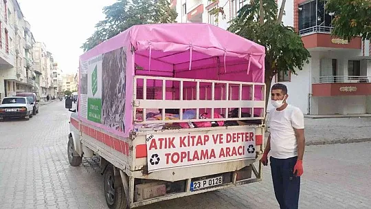 Torununun teşviki ile sokak sokak gezerek atık kitap topluyor