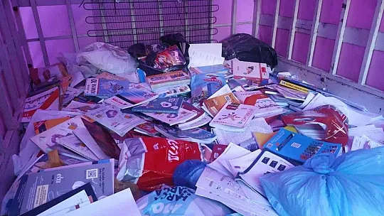 Torununun teşviki ile sokak sokak gezerek atık kitap topluyor