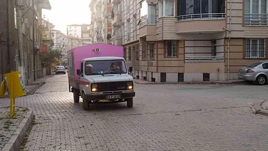 Torununun teşviki ile sokak sokak gezerek atık kitap topluyor