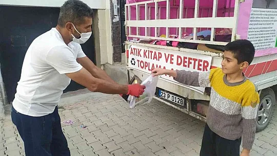 Torununun teşviki ile sokak sokak gezerek atık kitap topluyor