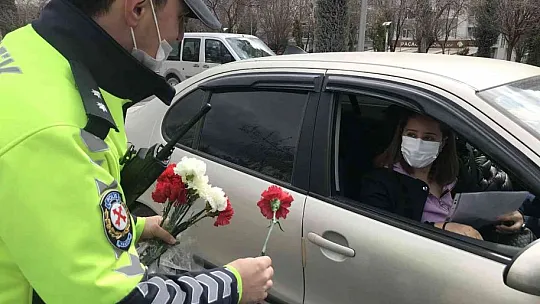 Elazığ polisinden kadın sürücülere karanfil