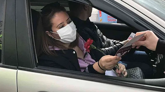 Elazığ polisinden kadın sürücülere karanfil