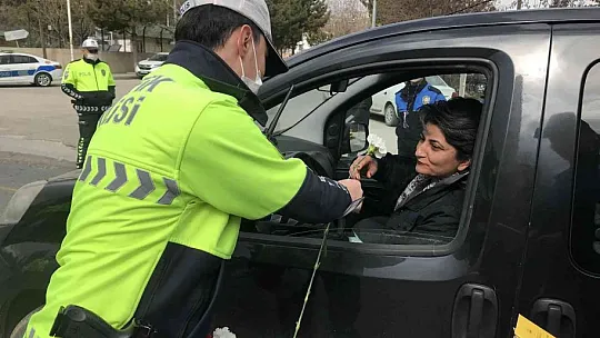 Elazığ polisinden kadın sürücülere karanfil