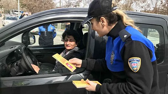 Elazığ polisinden kadın sürücülere karanfil