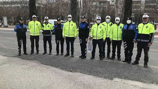 Elazığ polisinden kadın sürücülere karanfil