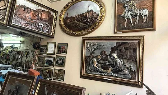 Türkiye'nin tek bakır rölyef sanatçısı, yarım asırdır bakıra hayat veriyor