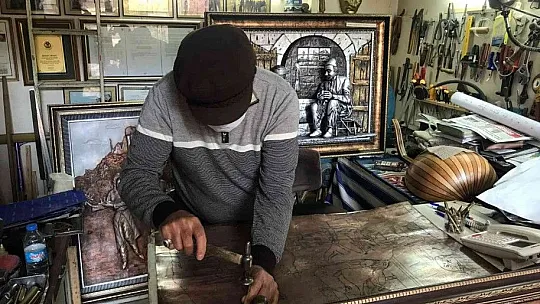 Türkiye'nin tek bakır rölyef sanatçısı, yarım asırdır bakıra hayat veriyor