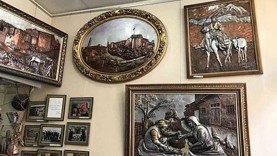Türkiye'nin tek bakır rölyef sanatçısı, yarım asırdır bakıra hayat veriyor