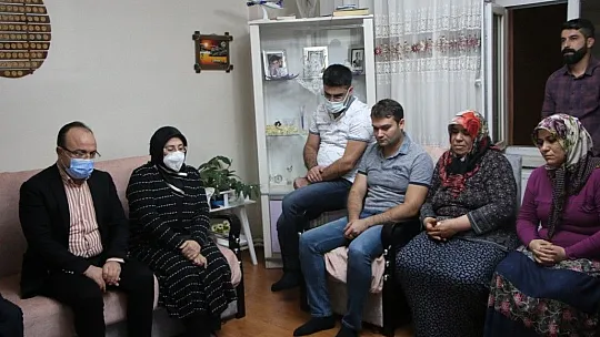 Elazığlı pilotun babaevine Türk bayrağı asıldı