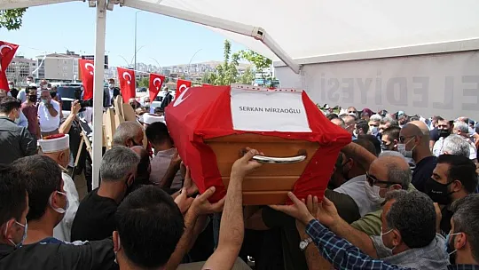 Elazığlı Pilot Mirzaoğlu son yolculuğuna uğurlandı
