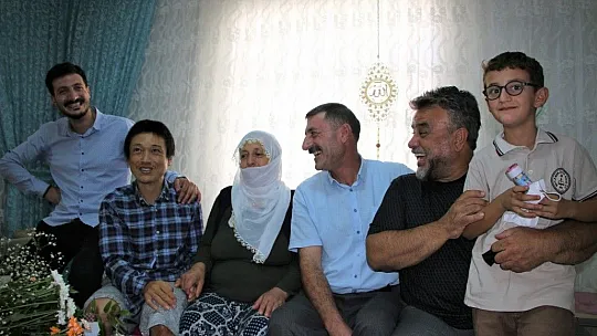 Bülent Serttaş, Elazığlı ailenin evinde misafir edilen Japon Turisti ziyaret etti