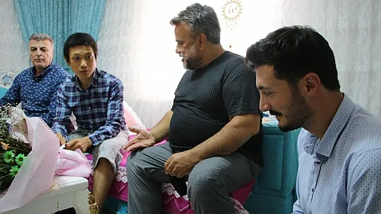 Bülent Serttaş, Elazığlı ailenin evinde misafir edilen Japon Turisti ziyaret etti