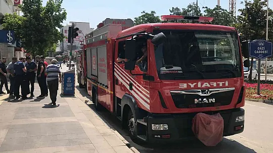 Kendini yakmaya kalkışan şahsı polis ve itfaiye ekipleri ikna etti