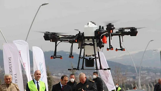 Vali Ömer Toraman, lavanta bahçesini dron ile ilaçladı