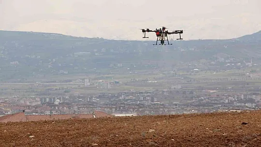 Vali Ömer Toraman, lavanta bahçesini dron ile ilaçladı