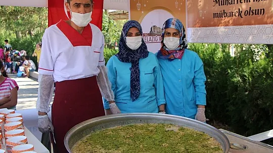 Konteyner kentte kalan vatandaşlara aşure ikramı yapıldı