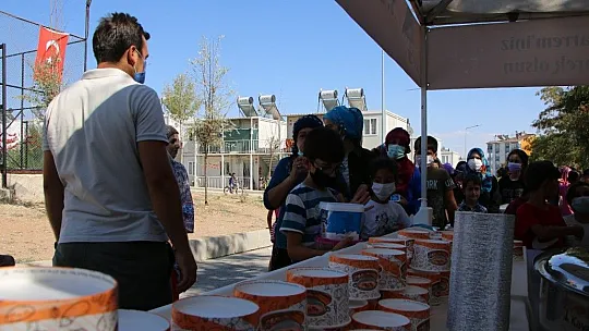 Konteyner kentte kalan vatandaşlara aşure ikramı yapıldı
