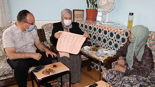 Vali Yırık, Zafer Bayramı'nda 99 yaşındaki Pembe nineyi ziyaret etti
