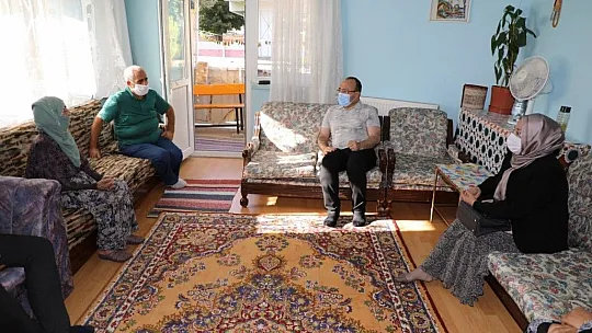 Vali Yırık, Zafer Bayramı'nda 99 yaşındaki Pembe nineyi ziyaret etti