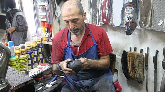 Vatandaşlar eskiyi atınca ayakkabı tamirciliği de unutuldu