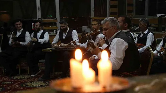 Yabancı turistler Türk Gecesinde doyasıya eğlendi