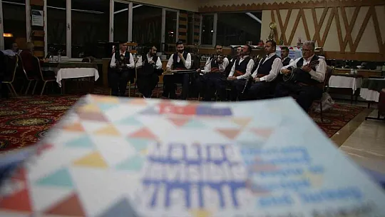 Yabancı turistler Türk Gecesinde doyasıya eğlendi